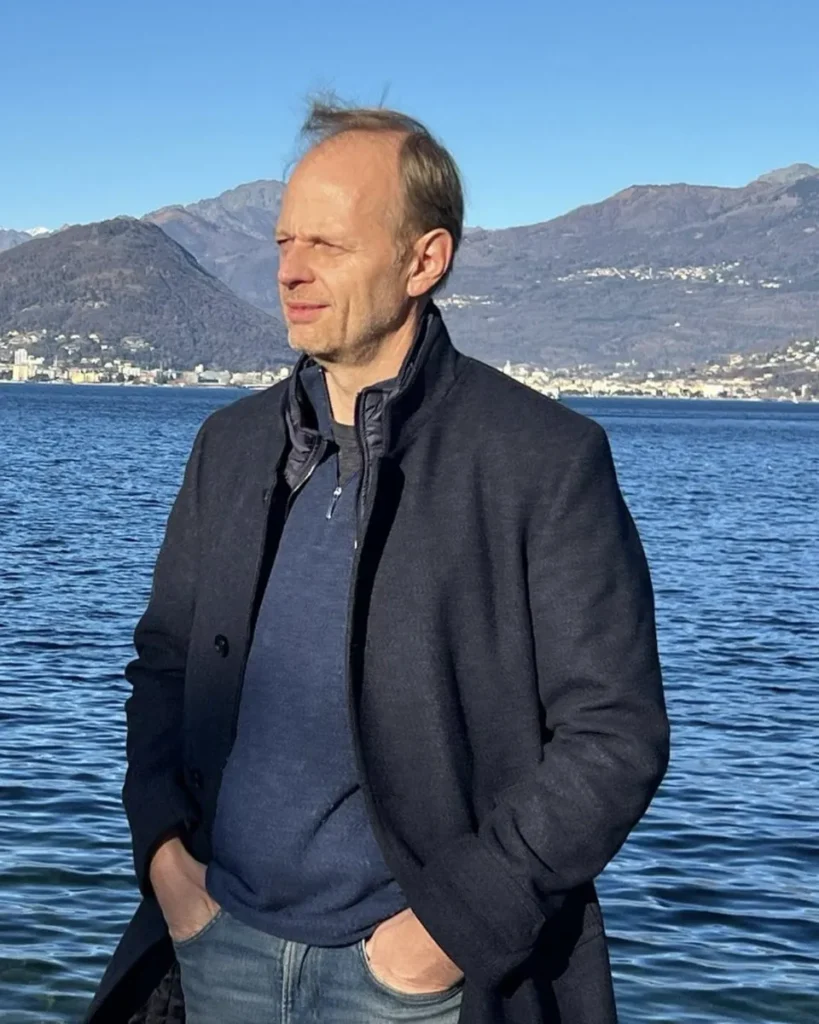 Stéphane Vandenwyngaert au bord d'un lac de montagne