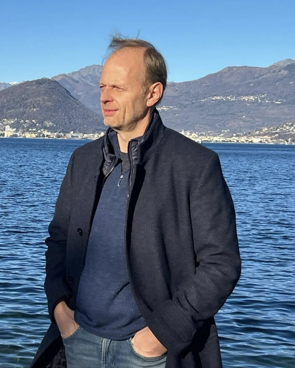 Stéphane Vandenwyngaert au bord d'un lac de montagne